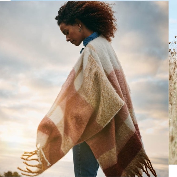 Urban Outfitters Fuzzy Blanket Scarf Wrap Brown Cream  NWT - Picture 1 of 10